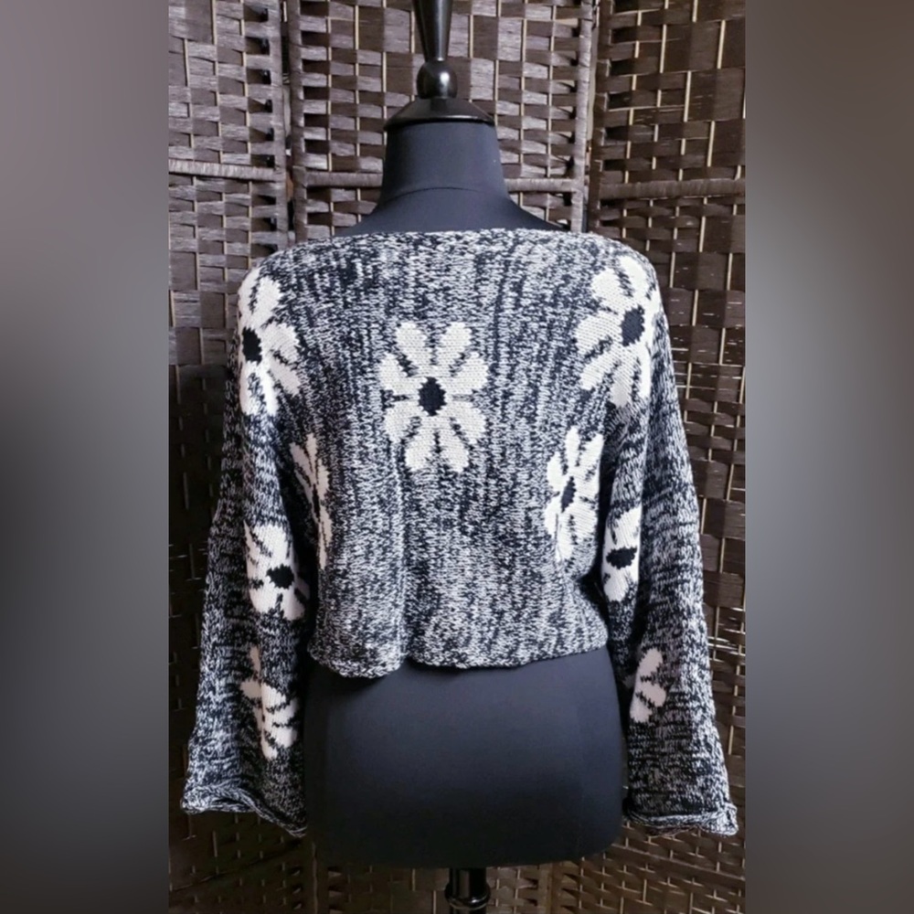 STORIA FLORAL SWEATER SET (BLACK/WHITE) - Picture 12 of 16